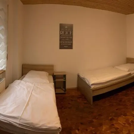 Ab - Mit Gemeinschaftsraeumen In 호스텔 Uhingen