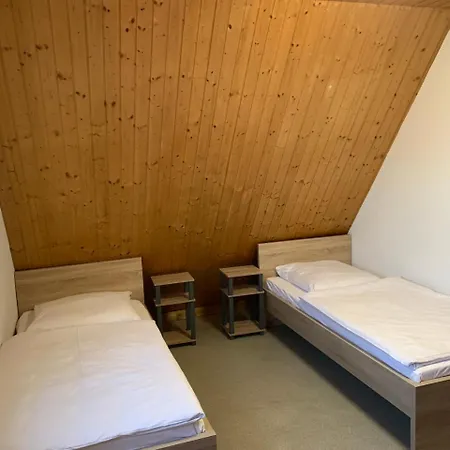 Ab - Mit Gemeinschaftsraeumen In 호스텔 Uhingen