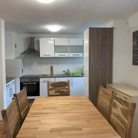 Ab - Mit Gemeinschaftsraeumen In 호스텔 Uhingen