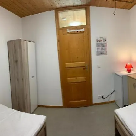 Ab - Mit Gemeinschaftsraeumen In Uhingen אכסניה *