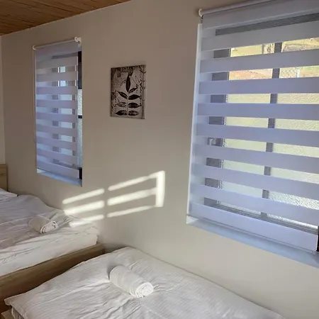 אכסניה Ab - Mit Gemeinschaftsraeumen In Uhingen