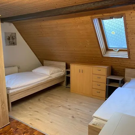 אכסניה Ab - Mit Gemeinschaftsraeumen In Uhingen