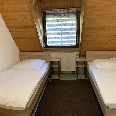 Ab - Mit Gemeinschaftsraeumen In Uhingen